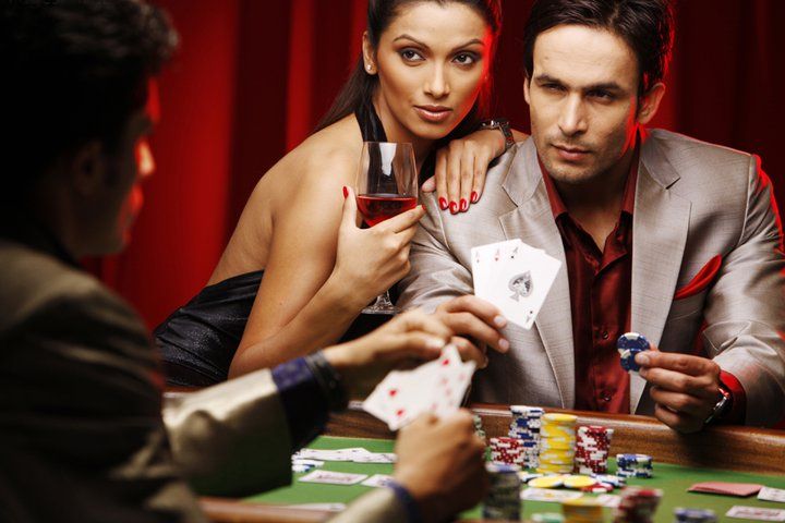 Roulette wheel and baccarat table on alexistogel toto